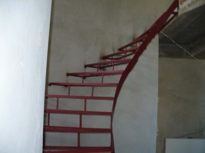 Пристенная винтовая лестница