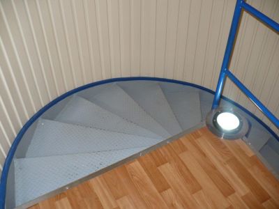 Винтовая лестница с подсветкой